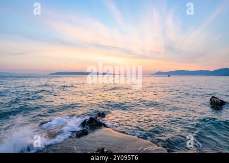 Tramonto colorato sulla Riviera di Makarska, famosa costa turistica del Mare Adriatico nella contea di Spalato-Dalmazia della Repubblica di Croazia Foto Stock