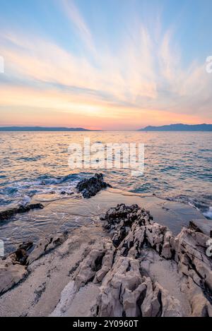 Tramonto colorato sulla Riviera di Makarska, famosa costa turistica del Mare Adriatico nella contea di Spalato-Dalmazia della Repubblica di Croazia Foto Stock