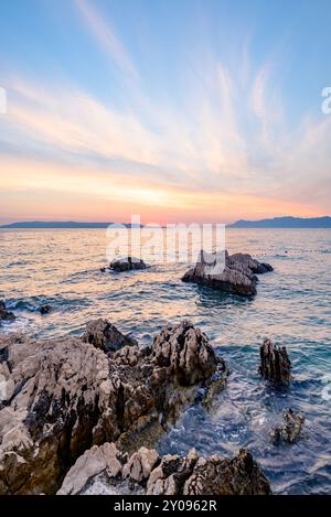 Tramonto colorato sulla Riviera di Makarska, famosa costa turistica del Mare Adriatico nella contea di Spalato-Dalmazia della Repubblica di Croazia Foto Stock