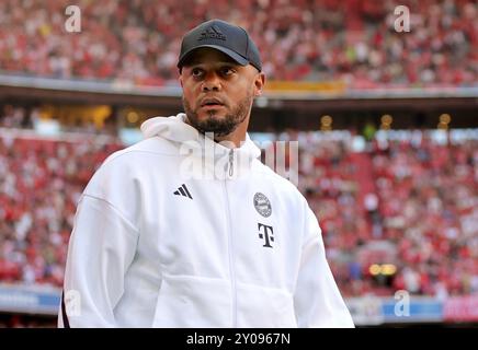 MONACO, GERMANIA - 1 SETTEMBRE: Vincent Kompany allenatore del Bayern Muenchen prima della partita di Bundesliga tra il Bayern München e lo Sport-Club Freiburg all'Allianz Arena il 1° settembre 2024 a Monaco, Germania. © diebilderwelt / Alamy Stock Foto Stock