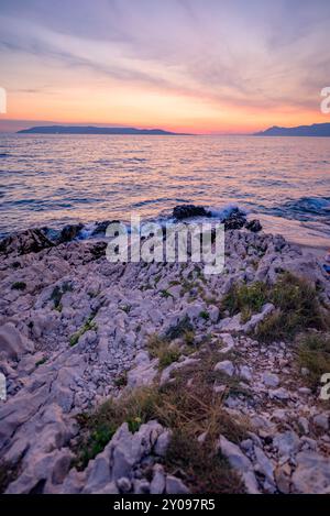 Tramonto colorato sulla Riviera di Makarska, famosa costa turistica del Mare Adriatico nella contea di Spalato-Dalmazia della Repubblica di Croazia Foto Stock