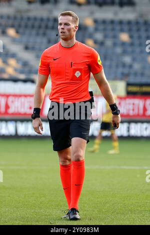 Kerkrade, Paesi Bassi. 1 settembre 2024. KERKRADE, PAESI BASSI - 1 SETTEMBRE: L'arbitro Janninck van der Laan guarda durante la partita Roda JC Kerkrade tra De Graafschap al Parkstad Limburg Stadion il 1 settembre 2024 a Kerkrade, Paesi Bassi. (Foto di Orange Pictures) (foto di Orange Pictures/Orange Pictures) credito: dpa/Alamy Live News Foto Stock