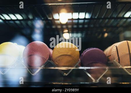 Macaron multicolore in vetrina in un caffè. Foto Stock