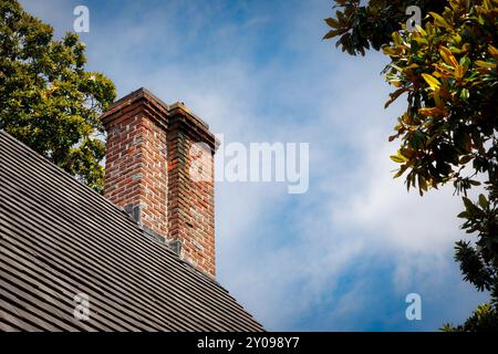 I camini della casa coloniale Adam Thoroughgood, costruita nel 1719 e iscritta nel National Register of Historic Places, si trovano a Virginia Beach, Virgini Foto Stock