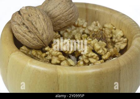 Le noci sgusciate in un recipiente di legno Foto Stock