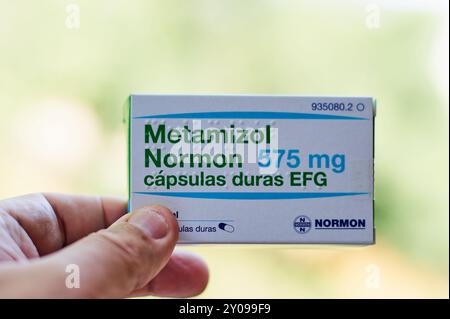 Viladecans, Barcellona - 01 settembre 2024: Capsule EFG rigide di Metamizol Normon 575 mg visualizzate nella loro scatola originale tenuta a mano. Immagine utile per Foto Stock