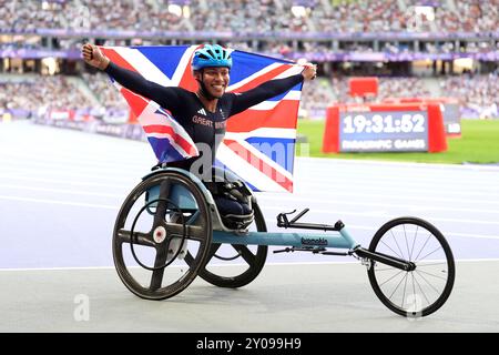 Il Gran Bretagna Kare Adenegan celebra la vittoria dell'argento nella finale femminile 100m T34 allo Stade de France il quarto giorno dei Giochi Paralimpici estivi di Parigi 2024. Data foto: Domenica 1 settembre 2024. Foto Stock