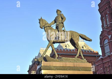 Mosca, Russia? 16 novembre 2018: Monumento equestre al maresciallo dell'Unione Sovietica Georgy Zhukov sullo sfondo del Museo storico Foto Stock