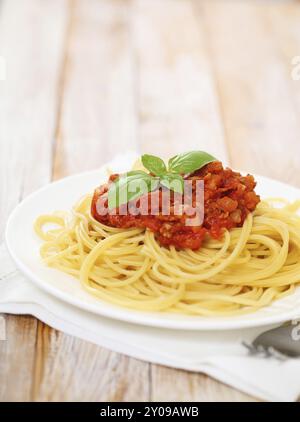 Spaghetti alla Bolognese su piastra bianca sul tavolo di legno Foto Stock