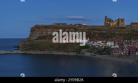 Whitby, North Yorkshire, Inghilterra, Regno Unito - 12 Settembre 2018: Sera vista verso la città e St. Mary's da est Terrazza Foto Stock