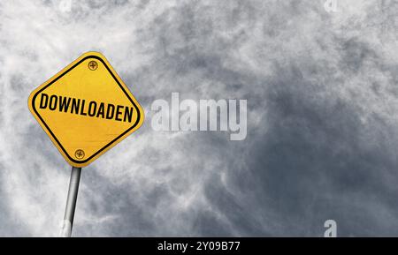 Downloaden, segno giallo con cielo nuvoloso Foto Stock
