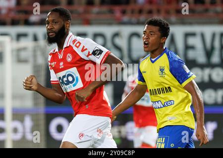 Kortrijk, Belgio. 1 settembre 2024. Abdoulaye Sissako di Kortrijk e Joel Chima Fujita di STVV nella foto durante una partita di calcio tra KV Kortrijk e Sint-Truiden VV, domenica 01 settembre 2024 a Kortrijk, il sesto giorno della stagione 2024-2025 della prima divisione del campionato belga 'Jupiler Pro League'. BELGA FOTO KURT DESPLENTER credito: Belga News Agency/Alamy Live News Foto Stock