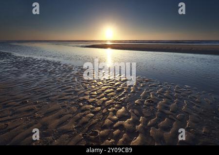 Tramonto sulla spiaggia di sabbia sul Mare del Nord, Zandvoort, Olanda settentrionale, Paesi Bassi Foto Stock