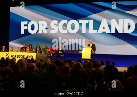 Edimburgo, Regno Unito 1 settembre 2024. John Swinney, primo ministro della Scozia e leader del partito politico SNP, tiene un discorso di raduno ai fedeli alla fine della Conferenza annuale del 2024 a Edimburgo. Credito: Brian Wilson/Alamy Live News Foto Stock