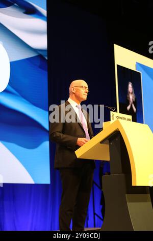 Edimburgo, Regno Unito 1 settembre 2024. John Swinney, primo ministro della Scozia e leader del partito politico SNP, tiene un discorso di raduno ai fedeli alla fine della Conferenza annuale del 2024 a Edimburgo. Credito: Brian Wilson/Alamy Live News Foto Stock