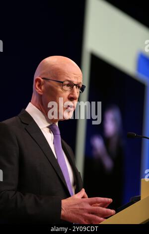 Edimburgo, Regno Unito 1 settembre 2024. John Swinney, primo ministro della Scozia e leader del partito politico SNP, tiene un discorso di raduno ai fedeli alla fine della Conferenza annuale del 2024 a Edimburgo. Credito: Brian Wilson/Alamy Live News Foto Stock