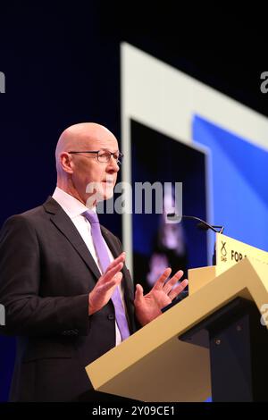 Edimburgo, Regno Unito 1 settembre 2024. John Swinney, primo ministro della Scozia e leader del partito politico SNP, tiene un discorso di raduno ai fedeli alla fine della Conferenza annuale del 2024 a Edimburgo. Credito: Brian Wilson/Alamy Live News Foto Stock