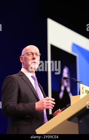 Edimburgo, Regno Unito 1 settembre 2024. John Swinney, primo ministro della Scozia e leader del partito politico SNP, tiene un discorso di raduno ai fedeli alla fine della Conferenza annuale del 2024 a Edimburgo. Credito: Brian Wilson/Alamy Live News Foto Stock