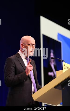 Edimburgo, Regno Unito 1 settembre 2024. John Swinney, primo ministro della Scozia e leader del partito politico SNP, tiene un discorso di raduno ai fedeli alla fine della Conferenza annuale del 2024 a Edimburgo. Credito: Brian Wilson/Alamy Live News Foto Stock