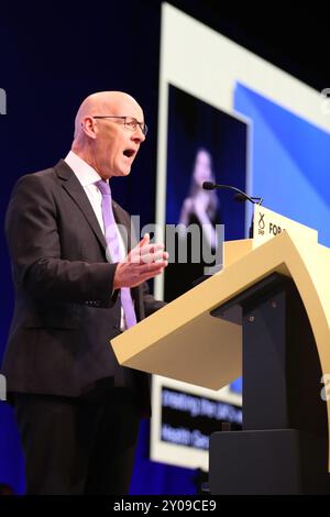 Edimburgo, Regno Unito 1 settembre 2024. John Swinney, primo ministro della Scozia e leader del partito politico SNP, tiene un discorso di raduno ai fedeli alla fine della Conferenza annuale del 2024 a Edimburgo. Credito: Brian Wilson/Alamy Live News Foto Stock