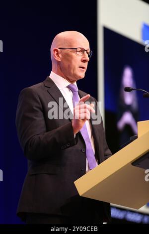 Edimburgo, Regno Unito 1 settembre 2024. John Swinney, primo ministro della Scozia e leader del partito politico SNP, tiene un discorso di raduno ai fedeli alla fine della Conferenza annuale del 2024 a Edimburgo. Credito: Brian Wilson/Alamy Live News Foto Stock