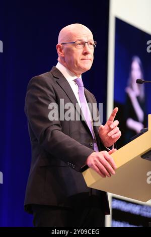 Edimburgo, Regno Unito 1 settembre 2024. John Swinney, primo ministro della Scozia e leader del partito politico SNP, tiene un discorso di raduno ai fedeli alla fine della Conferenza annuale del 2024 a Edimburgo. Credito: Brian Wilson/Alamy Live News Foto Stock