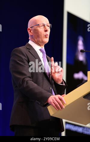 Edimburgo, Regno Unito 1 settembre 2024. John Swinney, primo ministro della Scozia e leader del partito politico SNP, tiene un discorso di raduno ai fedeli alla fine della Conferenza annuale del 2024 a Edimburgo. Credito: Brian Wilson/Alamy Live News Foto Stock