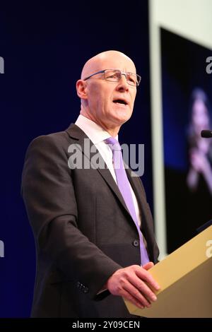 Edimburgo, Regno Unito 1 settembre 2024. John Swinney, primo ministro della Scozia e leader del partito politico SNP, tiene un discorso di raduno ai fedeli alla fine della Conferenza annuale del 2024 a Edimburgo. Credito: Brian Wilson/Alamy Live News Foto Stock