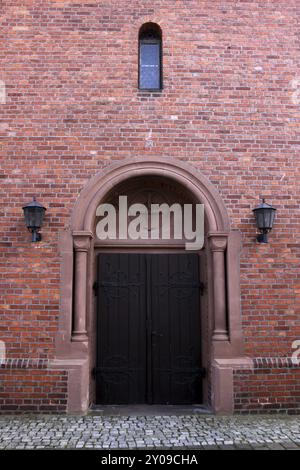 Porta della chiesa di San Giovanni a Luegde Foto Stock