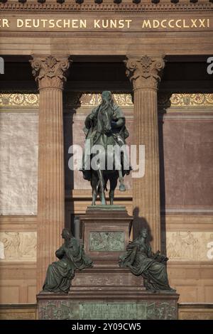 Statua di fronte all'alte Nationalgalerie Foto Stock