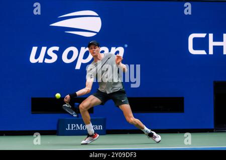 Jannik Sinner (ITA) partecipa al primo turno degli US Open Tennis 2024. Foto Stock