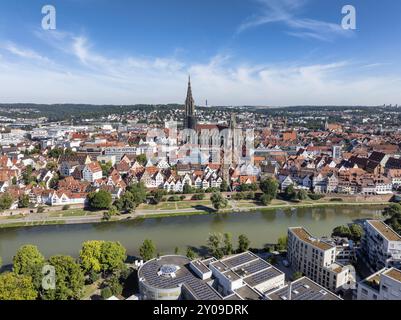 Vista aerea del centro storico di Ulma con il Danubio e la cattedrale, Ulma, Baden-Wuerttemberg, Germania, Europa Foto Stock