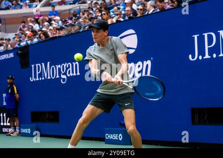 Jannik Sinner (ITA) partecipa al primo turno degli US Open Tennis 2024. Foto Stock
