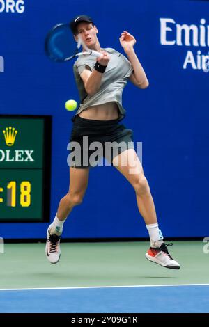 Jannik Sinner (ITA) partecipa al primo turno degli US Open Tennis 2024. Foto Stock