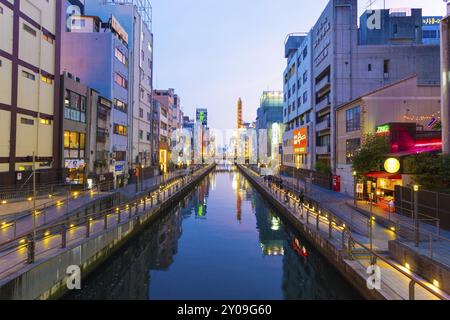 OSAKA, GIAPPONE, 23 GIUGNO 2015: Ora blu presso lo storico canale Dotonbori sopra il ponte Nipponbashi in serata nel quartiere Namba di Osaka, Giappone. Orizzontale Foto Stock