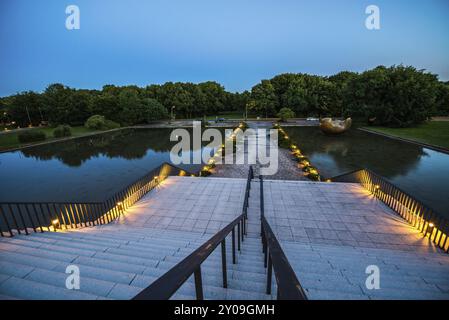 BERLINO, GERMANIA, GIUGNO 05: Ampia rampa di scale che scendono dalla Casa delle culture mondiali a Berlino il 5 giugno 2013 a Berlino, Germania, Europa Foto Stock