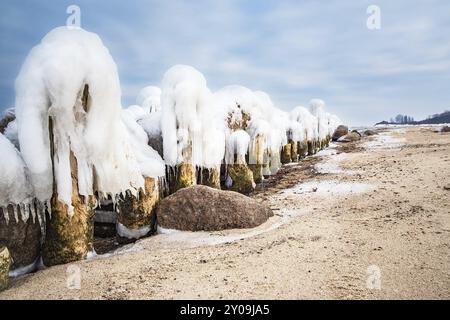 Inverno sulla costa del Mar Baltico vicino a Kuehlungsborn Foto Stock