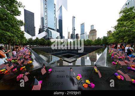 I turisti visitano una delle due piscine riflettenti al National September 11 Memorial & Museum di Lower Manhattan, dove un tempo sorgeva l'originale World Trade Center a New York, N.Y., sabato 31 agosto 2024. (Foto: Gordon Donovan) Foto Stock