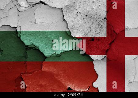 Bandiere di Bulgaria e Inghilterra dipinte su pareti incrinate Foto Stock