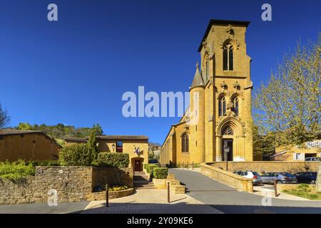 Centro del villaggio di Theize nel Beaujolais, villaggio di roccia dorata, Borgogna, Francia, Europa Foto Stock