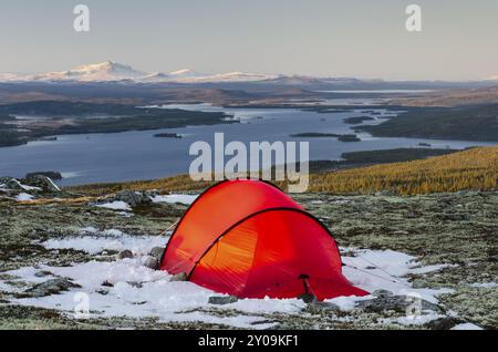 Tenda a Engerdalsfjellet con vista sul lago Isteren, Hedmark Fylke, Norvegia, ottobre 2011, Europa Foto Stock