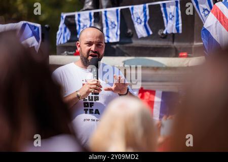 The Strand, Londra, Regno Unito. 1 settembre 2024. Jonny Daniels, un noto attivista dei social media e sostenitore dei diritti ebraici, parla a una protesta pacifica, organizzata da Stop the Hate, come una presa di posizione contro la recente decisione di Pret A Manger di cedere alle pressioni del BDS bloccando i piani per aprire filiali in Israele. Questa protesta mira a unire quelli contro le tattiche discriminatorie del movimento BDS. Crediti: Amanda Rose/Alamy Live News Foto Stock