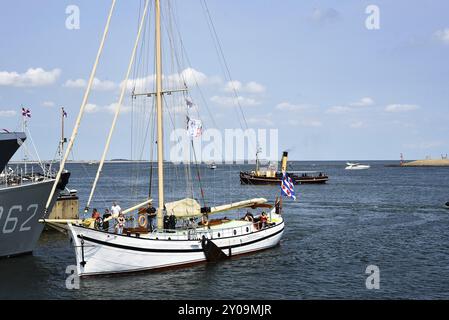 Den Helder, Paesi Bassi. 30 giugno 2023. Una vecchia chiatta durante i tempi della marina nel porto di Den Helder Foto Stock