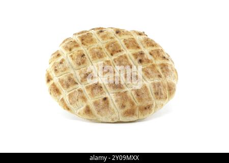 Pane piatte pita con aspetto dorato e tostato e struttura a griglia isolata su sfondo bianco, pita integrale Foto Stock