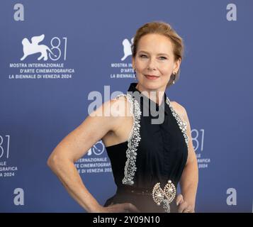 Venezia, Italia. 1 settembre 2024. VENEZIA, ITALIA. 1 settembre 2024: Amy Ryan alla photocall per "Wolfs" alla 81a Mostra Internazionale d'Arte cinematografica di Venezia. Foto: Kristina Afanasyeva/features flash credito: Paul Smith/Alamy Live News Foto Stock