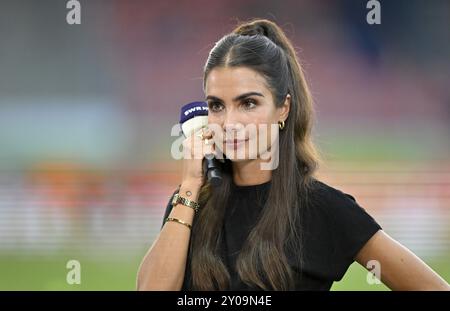 Presentatrice televisiva Lea Wagner in un'intervista, microfono, logo, SWR, ritratto, sorrisi, Voith-Arena, Heidenheim, Baden-Wuerttemberg, Germania, Europa Foto Stock