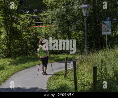 Ciclisti ed escursionisti su un percorso circolare sul lago Tegernsee, Baviera, Germania, Europa Foto Stock