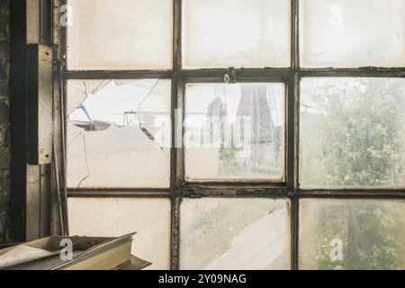 Vecchia finestra rotta in un edificio industriale fatiscente, vista del mondo esterno con linee elettriche, acciaierie HF4, Lost Place, Dampremy, Charleroi, Foto Stock