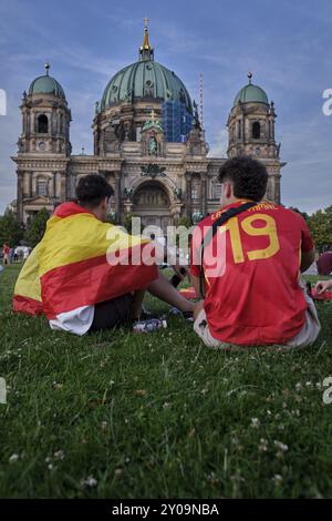 Germania, Berlino, 15 luglio 2024, dopo il Campionato europeo di calcio, due tifosi spagnoli, Lustgarten, Cattedrale di Berlino, Europa Foto Stock