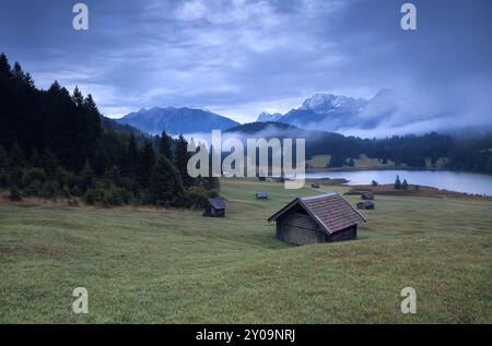 Capanna in legno e nebbia mattutina sul lago Geroldsee, Alpi bavaresi, Germania, Europa Foto Stock